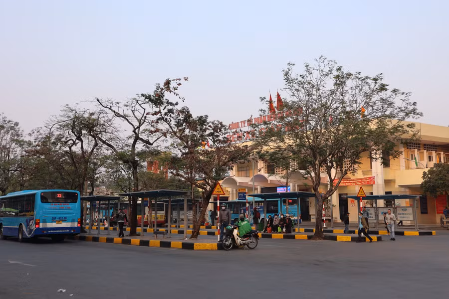 Vào những ngày cuối năm, lượng khách chọn di chuyển bằng xe khách tại các bến xe giảm mạnh.