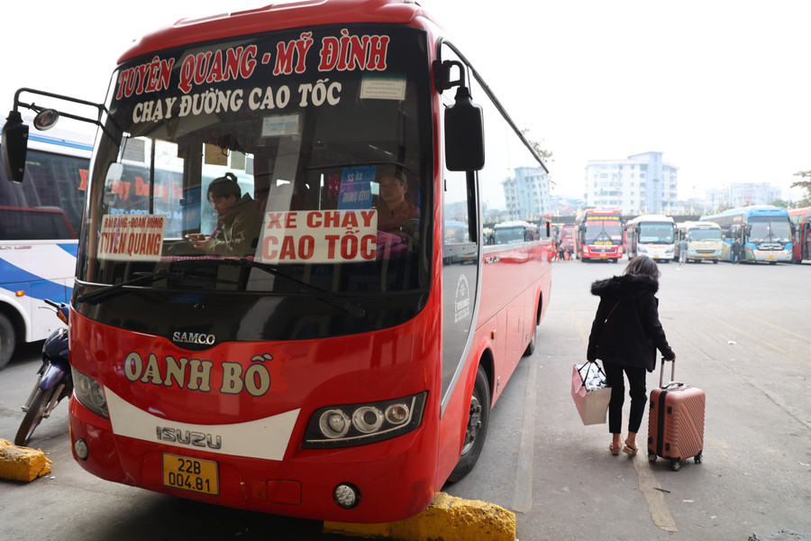 Trong khi đó, nhiều nhà xe xác định “chịu lỗ” sau khi đã bố trí thêm xe và lái xe làm tăng ca, tăng giờ để tăng tần suất chạy xe.