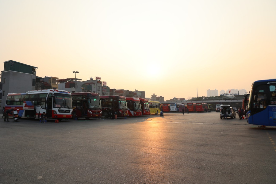 Trong bãi xe vắng bóng người.