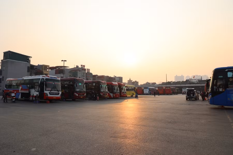 Trong bãi xe vắng bóng người.