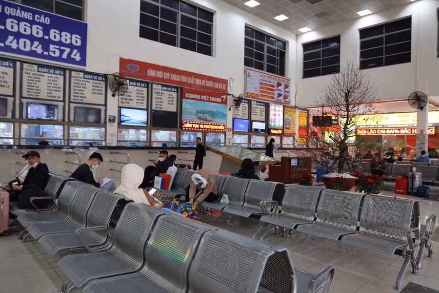 Theo các tài xế, nguyên nhân các bến xe dịp Tết năm nay vắng hơn nhiều so với mọi năm một phần là do các cơ quan trường học, khu công nghiệp tự bố trí xe tận nơi đưa đón học sinh, công nhân, viên chức về quê đón Tết.