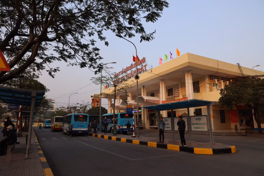 Tại bến Xe Giáp Bát, khách đi xe buýt cũng vắng vẻ, còn xe khách thì càng ít hơn.