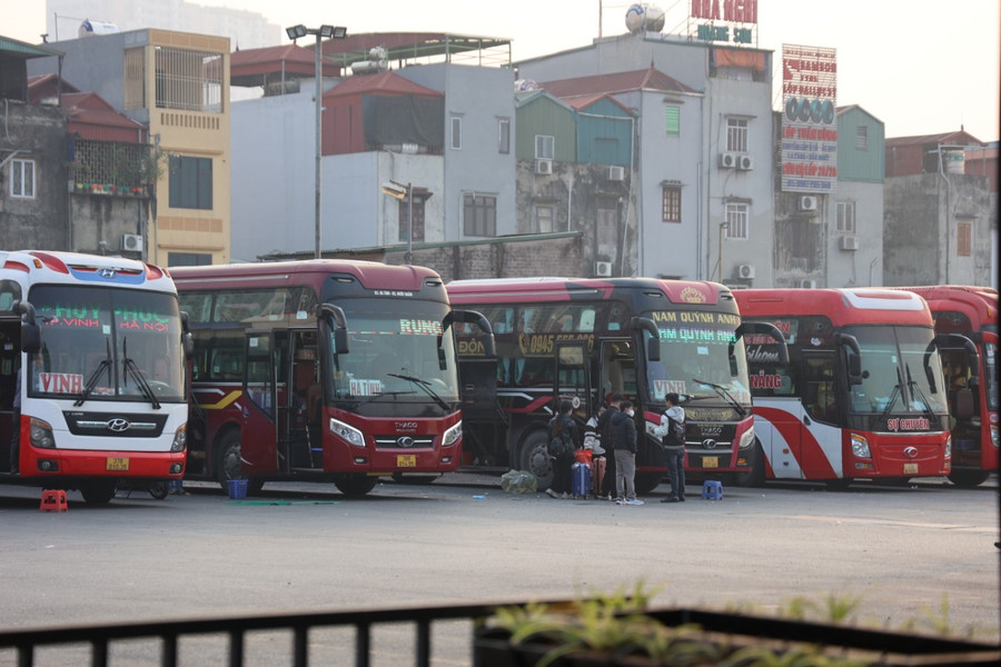 Cũng với những hình ảnh tương tự, tại bến xe Nước Ngầm, lượng hành khách giảm mạnh so với mọi năm.