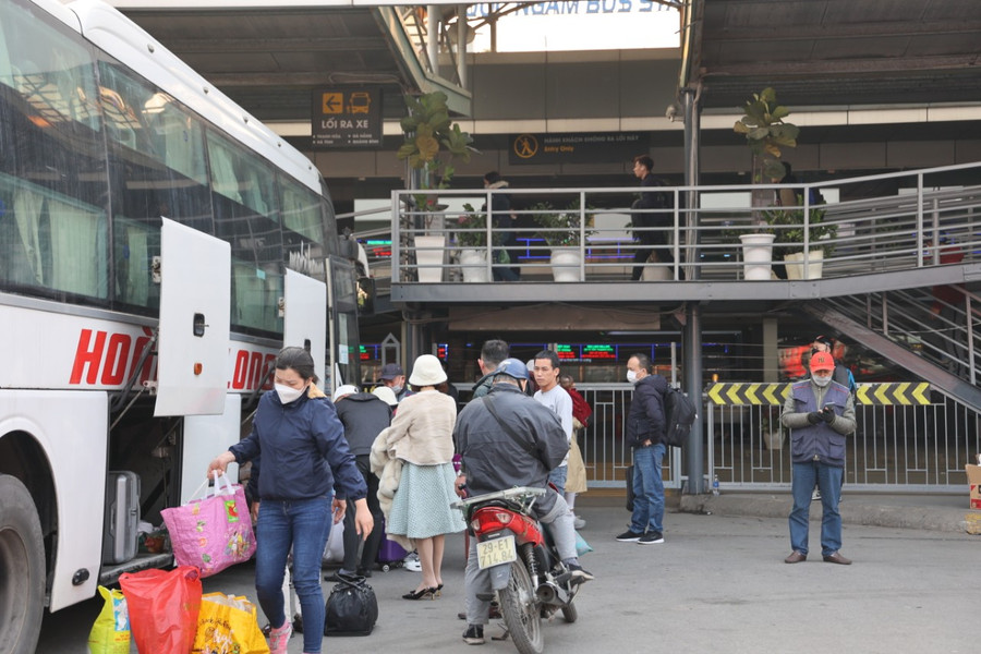 Nhiều xe khách xuất bến chỉ được 1/2 số lượng ghế.