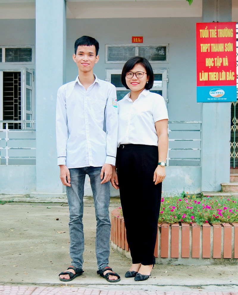 Đỗ Đình Lộc và cô giáo chủ nhiệm. Ảnh: Sở GD&ĐT Phú Thọ cung cấp