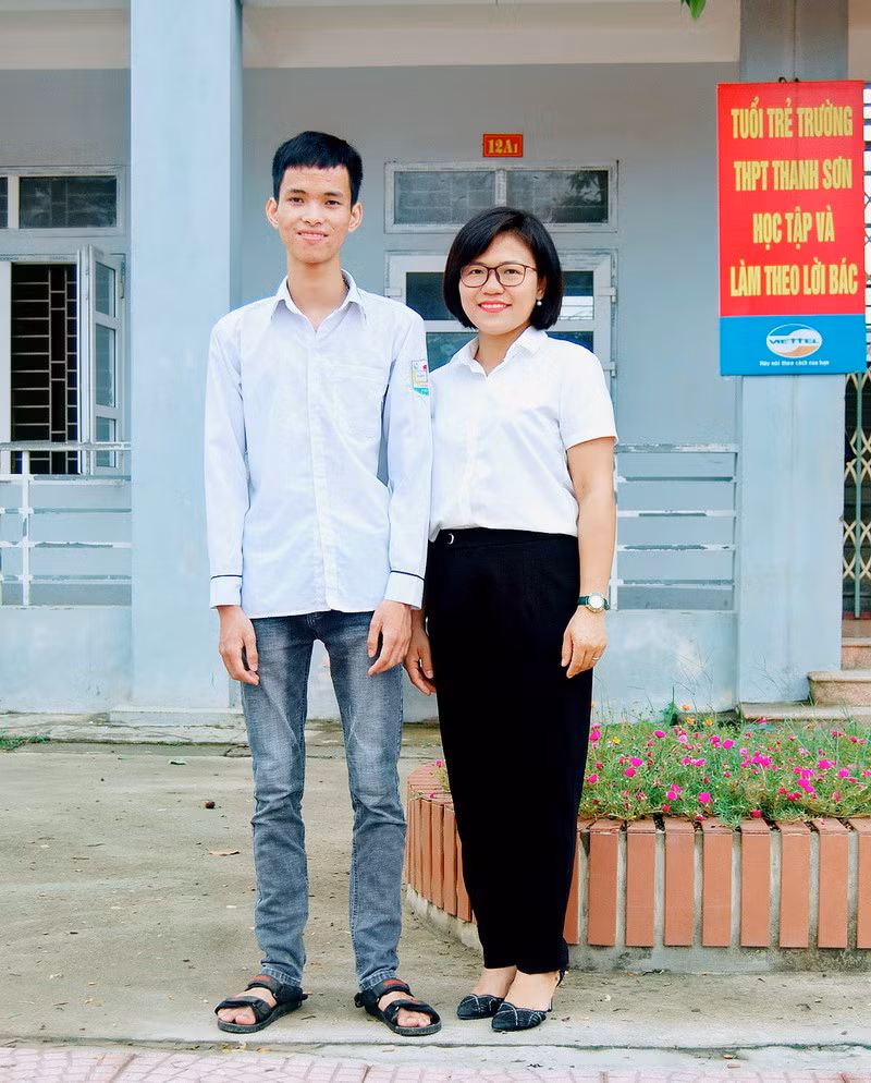 Đỗ Đình Lộc và cô giáo chủ nhiệm. Ảnh: Sở GD&ĐT Phú Thọ cung cấp Đỗ Đình Lộc và cô giáo chủ nhiệm. Ảnh: Sở GD&ĐT Phú Thọ cung cấp