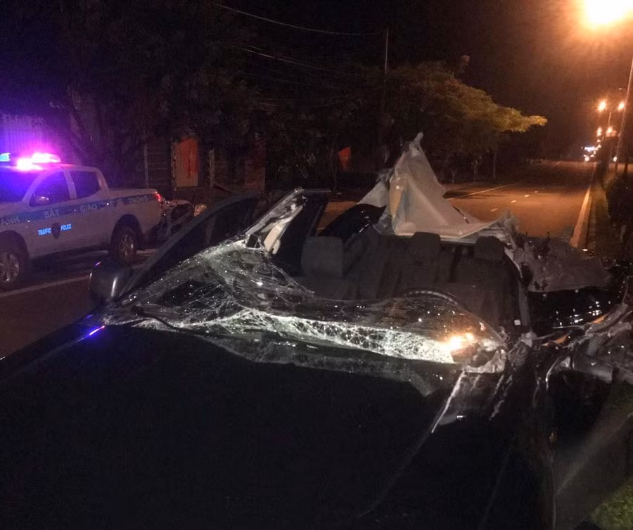 Sau va chạm tài xế tử vong tại chỗ, phương tiện bị hư hỏng nặng.