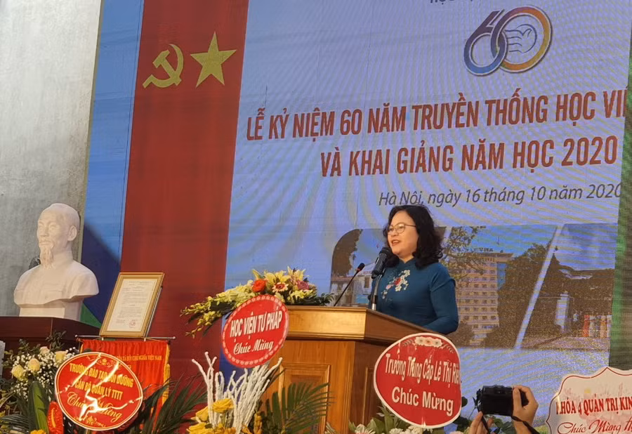 Thứ trưởng Bộ GD&amp;ĐT Ngô Thị Minh chúc mừng tập thể thầy - trò Học viện Phụ nữ Việt Nam