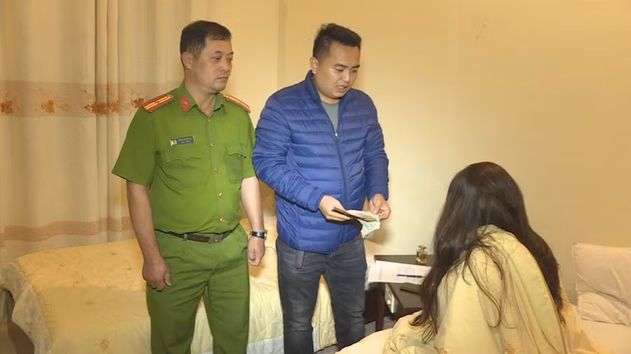 Cơ quan công an bắt quả tang 3 đôi mua bán dâm.