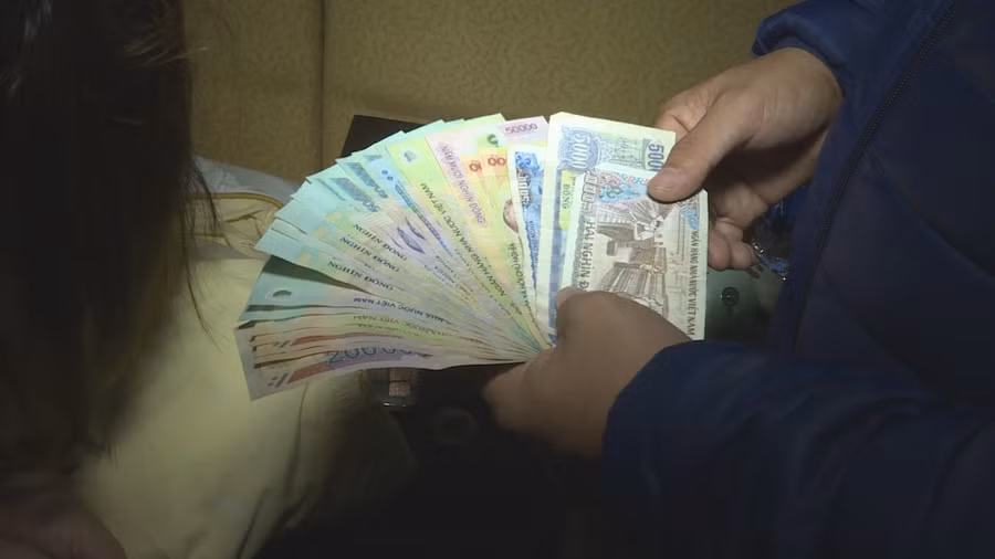 Mỗi cô gái bán dâm qua đêm với giá 6 triệu đồng.