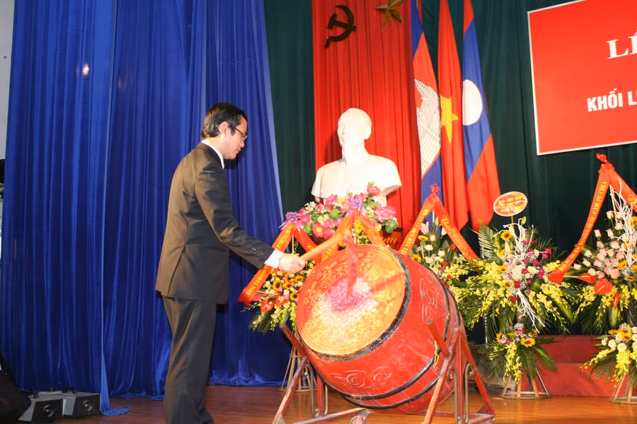 Thứ trưởng Bộ GD&ĐT Nguyễn Văn Phúc gióng trống khai giảng