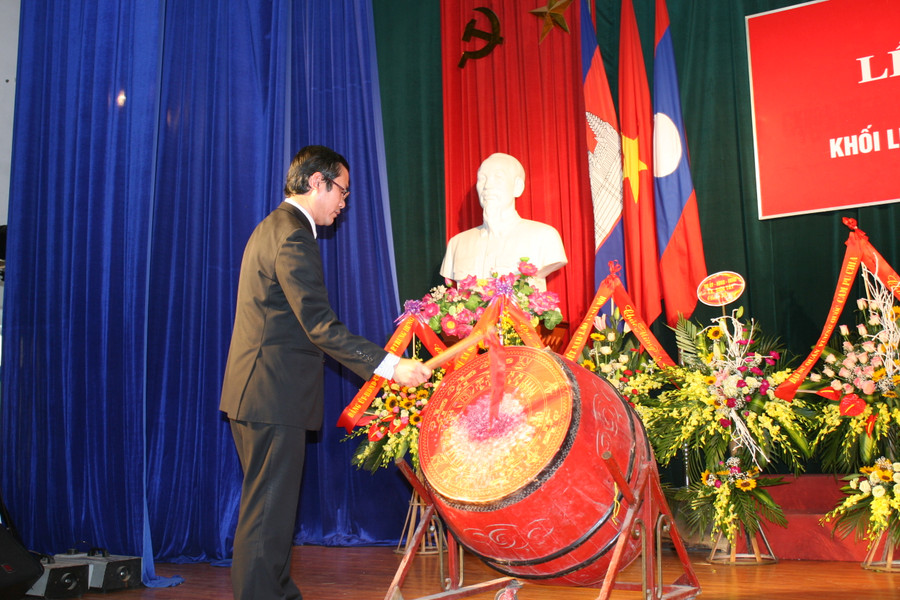 Thứ trưởng Bộ GD&ĐT Nguyễn Văn Phúc gióng trống khai giảng Thứ trưởng Bộ GD&ĐT Nguyễn Văn Phúc gióng trống khai giảng