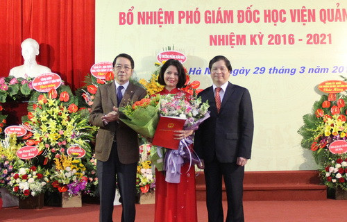 Thừa ủy quyền của Bộ trưởng Bộ GD&ĐT Phùng Xuân Nhạ, GS.TS Phạm Quang Trung - Giám đốc Học viện (bên phải) trao Quyết định cho PGS.TS Nguyễn Thị Thu Hằng Thừa ủy quyền của Bộ trưởng Bộ GD&ĐT Phùng Xuân Nhạ, GS.TS Phạm Quang Trung - Giám đốc Học viện (bên phải) trao Quyết định cho PGS.TS Nguyễn Thị Thu Hằng