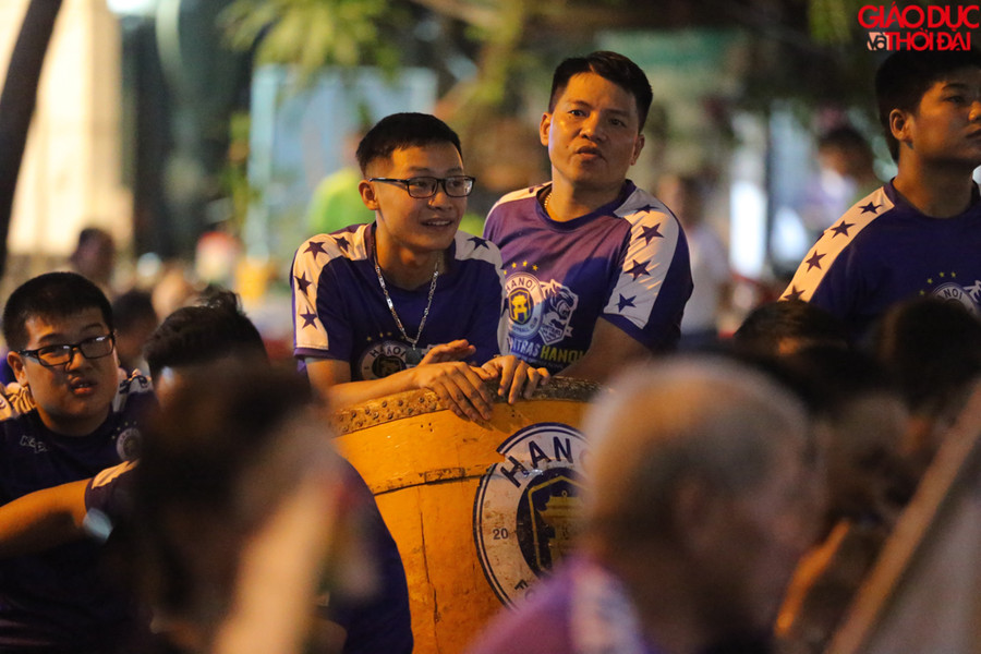 Đầy đủ kèn, trống, áo vẫn được chuẩn bị đầy đủ.