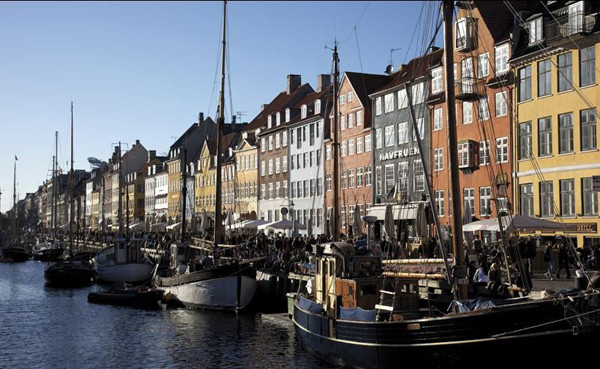  The convenient geographical position makes Copenhagen, the capital of Denmark, become the commercial center of 12th century. At present, the rising sea level is threatening the existence of this ancient city. Engineers and architects try to reduce the flood risk caused by some underground projects, such as subways. However, if they want to rescue the historical urban area, more sea coast protection seems to be inevitable.