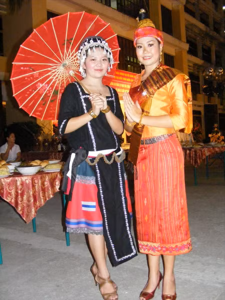 Các bạn nữ sinh viên Lào chụp hình lưu niệm trong dịp tết truyền thống tại Việt Nam