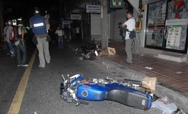 Bom nổ hàng loạt rung chuyển Bangkok