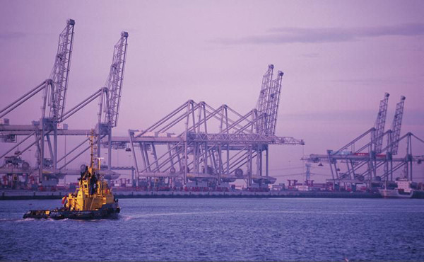 About half of Rotterdam city is lower than the sea level. For centuries, this important seaport in Netherlands depends on the dykes and dams to avoid the invasion of sea water. At the end of 1990s, a storm surge barrier Maeslantkering, which can resist the circumstance when the sea level rises up to 4.88m, was constructed to protect the city. However, it can not solve all problems under the frequent shifts in climate.