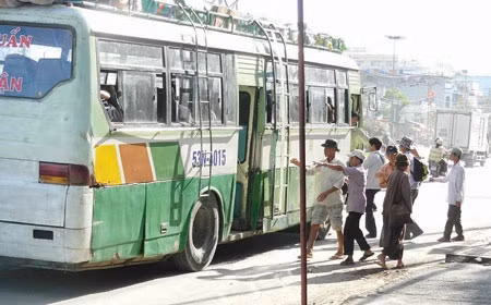 Nếu gặp những trường hợp bị ép giá, hành khách có thể ghi lại biển số xe cùng các thông tin liên quan và gọi về đường dây nóng của Thanh tra 04.38371922. (Ảnh minh hoạ, internet)