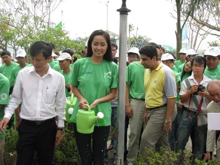 Mai Phương Thúy cùng bạn trẻ hành động &quot;Vì thành phố tôi yêu&quot;