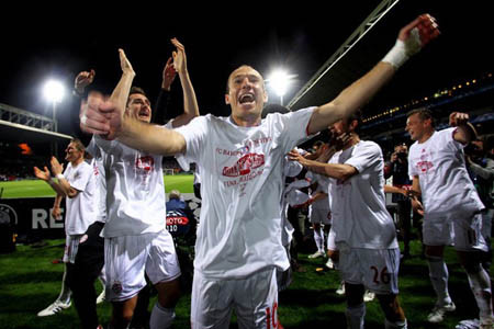 Arjen Robben cùng các đồng đội ăn mừng chiến thắng 3.jpg