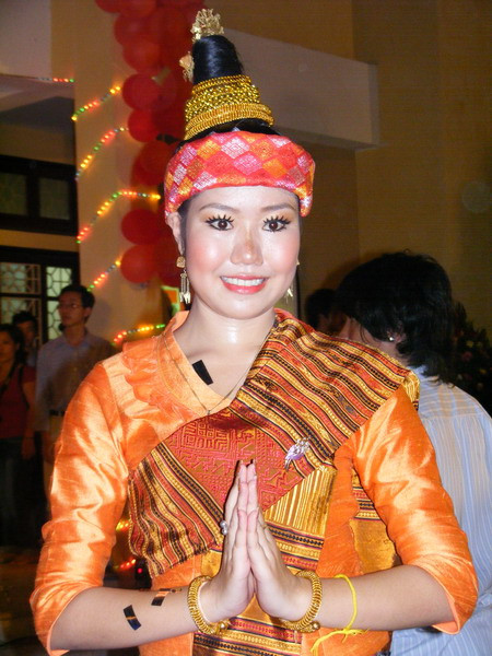 Tưng bừng tết Lào trên đất Việt ảnh 4 Em là cô gái Lào, duyên dáng trong sắc phục truyền thống