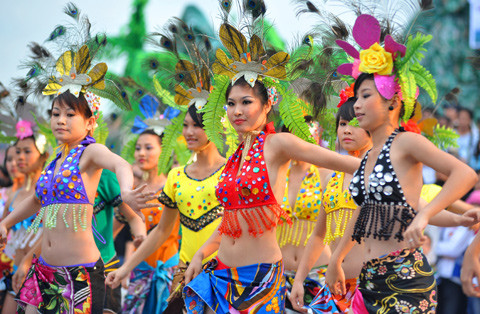 Đây sẽ là Carnaval rực rỡ sắc màu do những người mẫu đảm trách vũ hội hóa trang. Đây sẽ là Carnaval rực rỡ sắc màu do những người mẫu đảm trách vũ hội hóa trang.