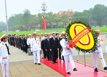 Lãnh đạo Đảng, Nhà nước viếng Chủ tịch Hồ Chí Minh và tưởng niệm các Anh hùng Liệt sĩ