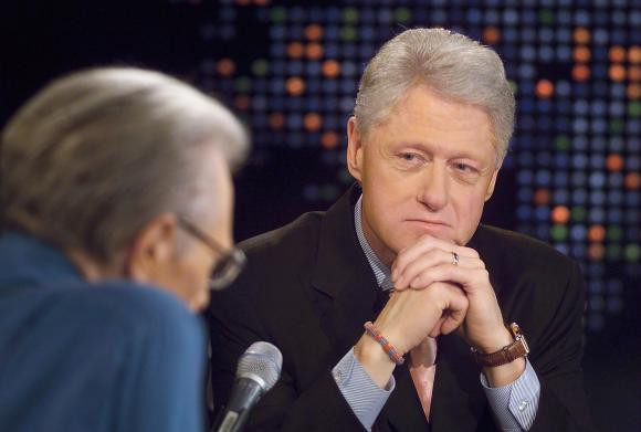 Larry King đệ đơn ly dị lần thứ tám ảnh 2 King trong một cuộc nói chuyện với Cựu tổng thống Mỹ Bill Clinton