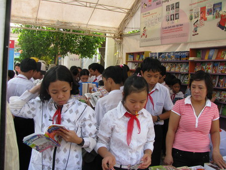 Nhiều bậc phụ huynh cũng hăng hái tham gia ngày hội và chọn những loại sách phù hợp với lứa tuổi cho con mình