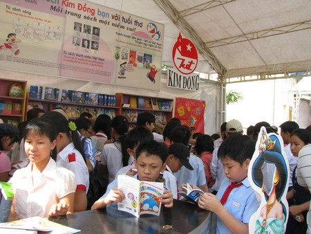 Học sinh được thỏa thích lựa chọn những cuốn sách mà mình yêu thích 