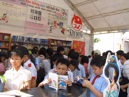 Học sinh được thỏa thích lựa chọn những cuốn sách mà mình yêu thích 