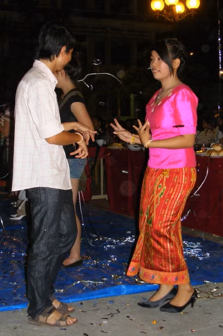 sinh viên Việt Nam nhảy Điệu Lăm Vông cùng sinh viên nước bạn Lào