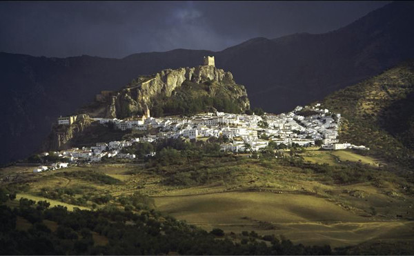 Surrounded by fruitful olives and green grass, Zahara de la Sierra is a small town in the hills of Andalusia, Southern Spain. As the famous one of the 