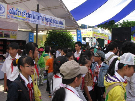 19 gian hàng sách đều chật cứng bạn đọc