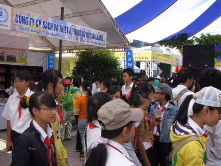 19 gian hàng sách đều chật cứng bạn đọc