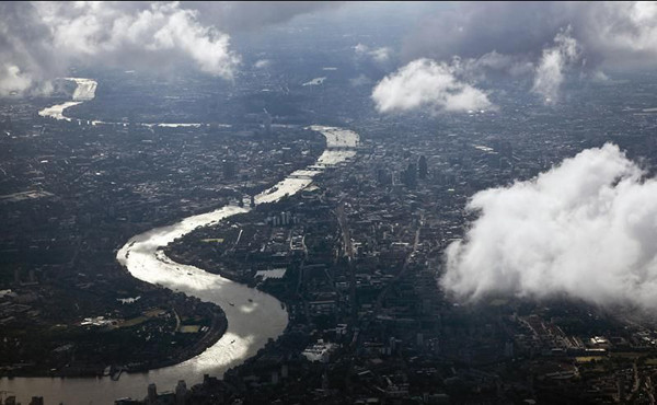 For hundred years, the Thames River is always the main stream of London. Since the early stage of Middle Ages, the London city started to expanding to the river bank, which makes the watercourse narrower and narrower. Until 1983, the local government built the Thames Barrier. The flood sweeping London every year has just been controlled. But facing the rising sea level, this could be not enough