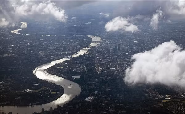 For hundred years, the Thames River is always the main stream of London. Since the early stage of Middle Ages, the London city started to expanding to the river bank, which makes the watercourse narrower and narrower. Until 1983, the local government built the Thames Barrier. The flood sweeping London every year has just been controlled. But facing the rising sea level, this could be not enough