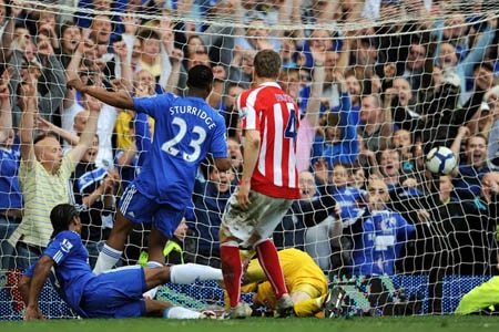 &quot;Hủy diệt&quot; Stoke, The Blues đòi lại ngôi đầu