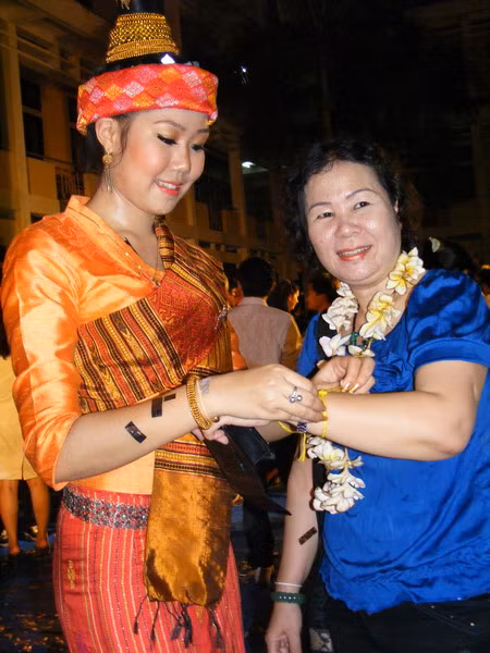 : Sinh viên nước bạn Lào buộc chỉ cổ tay, cầu mong hạnh phúc và sức khoẻ đến mọi người