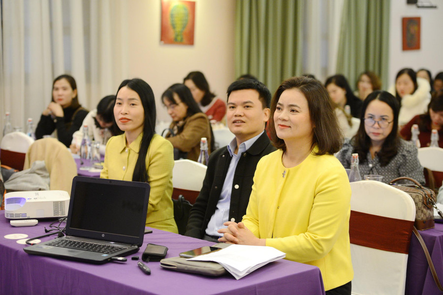 Lãnh đạo Vụ GDMN và các chuyên gia tại cùng quan sát và thảo luận tại Chương trình tập huấn.các chuyên đề.