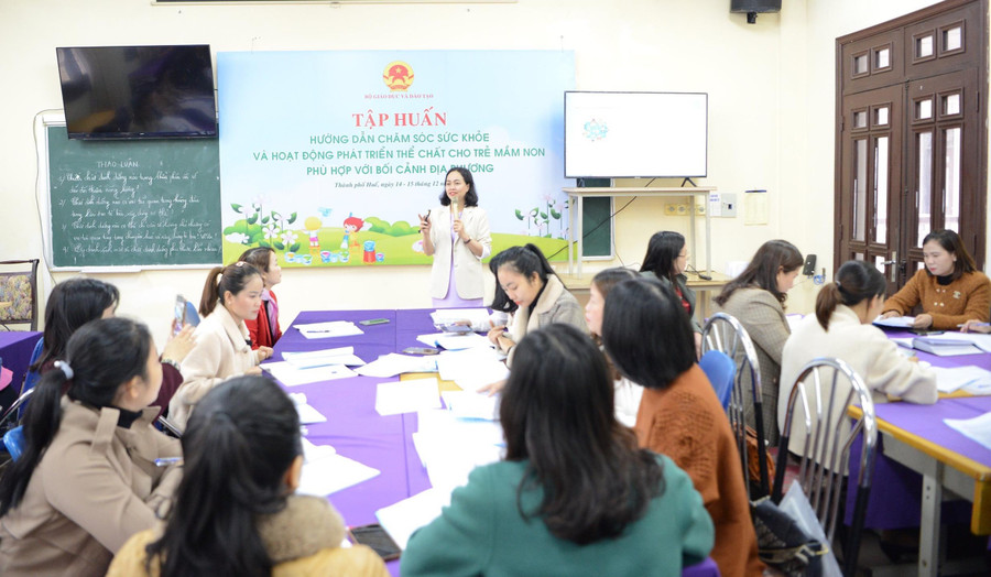 ThS Tạ Thị Kim Nhung chia sẻ cùng giáo viên và cán bộ quản lý về sự phong phú trong hoạt động tại mỗi địa phương.