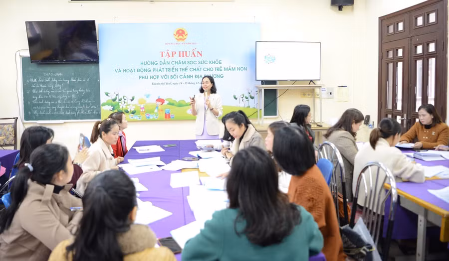 ThS Tạ Thị Kim Nhung chia sẻ cùng giáo viên và cán bộ quản lý về sự phong phú trong hoạt động tại mỗi địa phương.