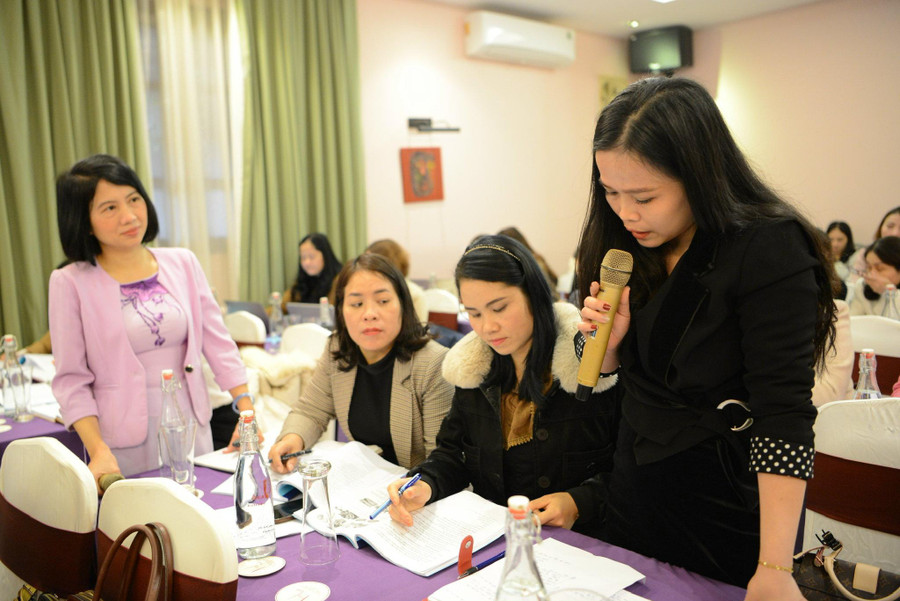 Các nhóm chia ra thảo luận dưới sự hướng dẫn, phân tích của chuyên gia.