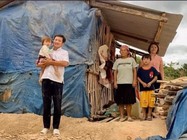 Ông Đoàn Ngọc Hải quyết định không đòi lại tiền, tiếp tục xây dựng nhà tình thương cho bà con nghèo ở huyện Nam Trà My. Ảnh: Dân trí