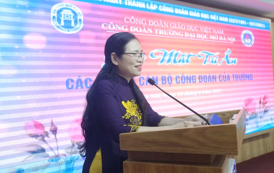 Bà Nguyễn Thị Bích Hợp – Phó Chủ tịch Công đoàn Giáo dục Việt Nam phát biểu tại chương trình.