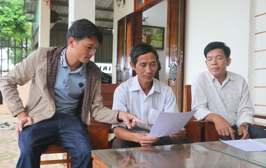 Anh Nguyễn Phúc Hưng (ngoài cùng bên trái) và một số người dân lên tiếng việc triển khai dự án nuôi tôm có thể gây ảnh hưởng đến môi trường.