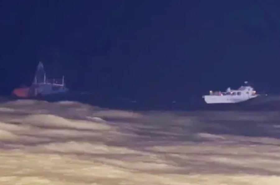 Tàu của lực lượng biên phòng tiếp cận tàu cá bị nạn.