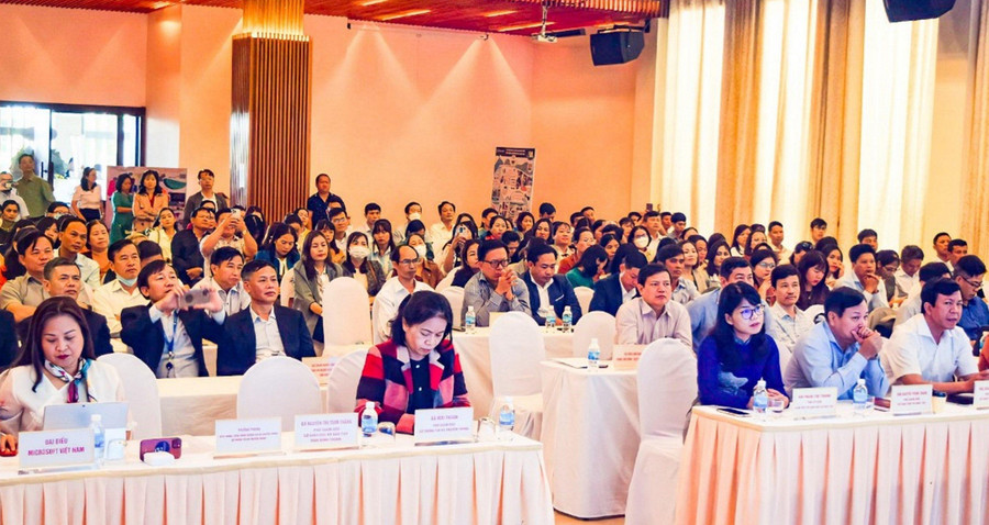 Hội thảo chuyển đổi số thu hút sự tham gia của hơn 300 đại biểu là lãnh đạo các Sở, ban ngành và thầy, cô giáo trên địa bàn tỉnh Kon Tum và Tây Nguyên. Hội thảo chuyển đổi số thu hút sự tham gia của hơn 300 đại biểu là lãnh đạo các Sở, ban ngành và thầy, cô giáo trên địa bàn tỉnh Kon Tum và Tây Nguyên.