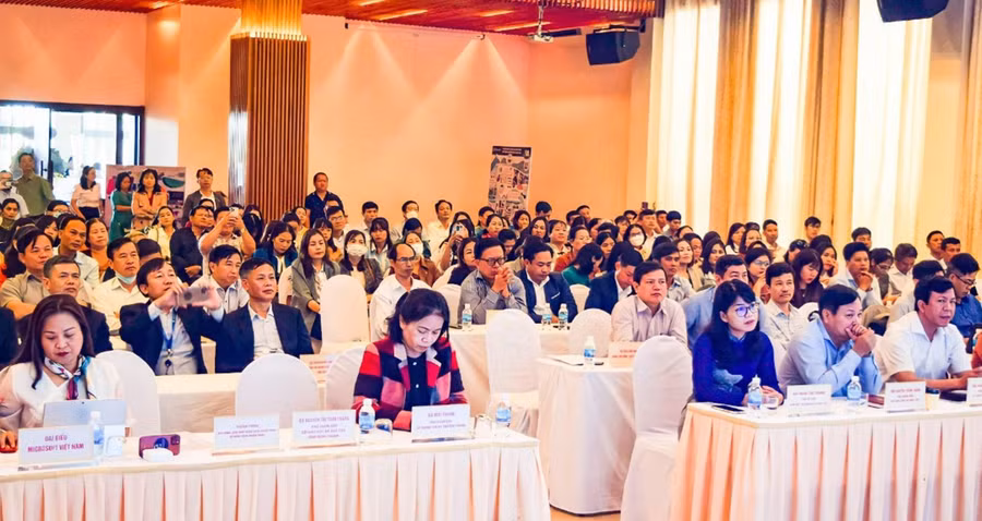 Hội thảo chuyển đổi số thu hút sự tham gia của hơn 300 đại biểu là lãnh đạo các Sở, ban ngành và thầy, cô giáo trên địa bàn tỉnh Kon Tum và Tây Nguyên.